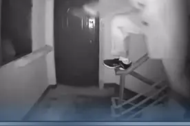 一大爷踩楼梯扶手偷看洗澡，
第二天女邻居报警，
大爷被带去做笔录。视频封面