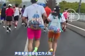 多网友发视频称苏州马拉松两运动员 疑似把主办方提供给所有选手的能量胶打包背在身上跑，组委会：明天会处理，但不会取消成绩，只能是道德上的教育#环太湖1号公路马拉松 #苏州太湖一号马拉松 #薅补给  #提倡正能量  #能量胶视频封面