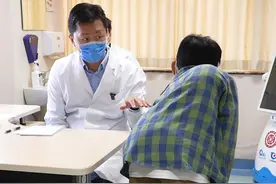 21岁大三学生#脊柱侧弯 ，后背凸起大包，身高仅有1米45视频封面