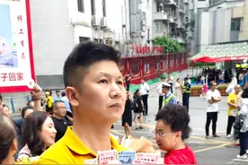 6月9日，重庆，为庆祝闺女#高考顺利结束 ，#爸爸送来“985”的花束 ，“希望她能考重庆的大学”。（上游新闻记者 徐勤）#媒体精选计划 #青春的答案 #2025高考视频封面