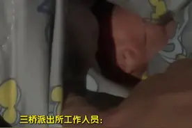 3月19日，陕西西安未央区三桥街道附近，一名刚出生的婴儿被发现遗弃在路边。据目击者孟女士介绍，最初是一名路人发现了一个黑色行李袋里面疑似有婴儿，袋子里还装有奶粉和奶瓶，显然是有人刻意准备的。孟女士随即报警，120和警方迅速赶到现场，将婴儿送往医院检查。3月20日，警方表示，婴儿已被送至西安市儿童福利院，事件仍在调查中。#市民在路边行李袋中发现被弃女婴 #弃婴视频封面