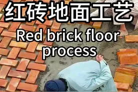 印度铺砖师傅地面铺设红砖工艺 印度砌砖工人进行地面铺装工作，直接上工艺，将红砖当地面整齐的铺在地面，然后在浇灌水泥浆填缝隙，最后打磨清理，干净又卫生。#地砖 #红砖地面 #砌砖 #干净卫生 #内容启发搜索