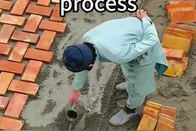 印度铺砖师傅地面铺设红砖工艺 印度砌砖工人进行地面铺装工作，直接上工艺，将红砖当地面整齐的铺在地面，然后在浇灌水泥浆填缝隙，最后打磨清理，干净又卫生。#地砖 #红砖地面 #砌砖 #干净卫生 #内容启发搜索视频封面