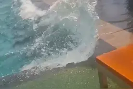 泰国曼谷地震中的高楼游泳池第一人称视角合集 多角度拍摄！由于曼谷有相当多的高层游泳池，高层建筑的晃动看起来格外的可怕（震中曼德勒到曼谷有整1000公里）！

中国地震台网正式测定：03月28日14时20分在缅甸（北纬21.85度，东经95.95度）发生7.9级地震，震源深度30千米。

#缅甸地震 
#泰国地震 
#泰国曼谷 
#缅甸地震泰国震感强烈 
#高层游泳池视频封面