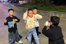如此有范儿！6岁小孩哥街头跳舞，眼神坚毅、动作有力、节奏感强！网友：现在的小孩都这么牛了吗？怎么你的童年我的童年好像不一样！@不爱跳舞的小男孩 #秀我中国#跳舞#舞蹈#小孩哥#会跳舞的小孩有多酷视频封面