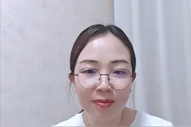 患者病情很危重，气管重度狭窄，家属非常焦心急迫，那边主管要气管切开。我理解医生的建议，如果不切开，随时有窒息的风险！
然而如果气管切开，虽然没有窒息的风险，但可能很少再有医生敢接收他，敢给予化疗，那样生存期就很短了。
我充分评估病情后，联系ICU主任，在ICU保驾护航下，先不气管切开，进行化疗，如果化疗敏感，可以避免气管切开，给患者一次生的机会。ICU主任爽快同意！
小细胞肺癌，增长比较快，综合各个指标，我先给他了60%的化疗量，我自己也无比的紧张，担心化疗效果不好。
不到两天，患者家属告诉我患者已经消肿了很多，通畅了很多。
我悬着的心算是落地，做医生的初衷就是减轻患者痛苦，拯救患者生命！
感谢ICU 的支持，感谢患者家属对我的全心信任，好的治疗一定是医患共同努力！#肺癌 #医患 #拯救生命 #科普视频封面
