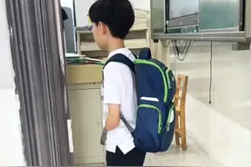 转学第一天，独臂男孩在妈妈的鼓励下走进教室，迎来同学们的阵阵掌声。加油少年！视频封面