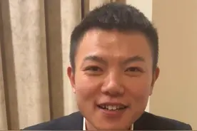 “今年两会我带来了一块石头，它叫作埃礞石。”全国人大代表、中建五局总承包公司项目质量总监邹彬对记者说。这是他在长沙信和苑“旧改好房子”实体样板调研时收集的，是中建五局工程创新研究院的产品。（工人日报客户端）#2025全国两会 #一块石头上两会视频封面