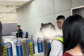 航班因天气原因备降太原，乘客急到下跪求解决，海航回应：协调了包车连夜送达北京，外籍机长英文广播合规