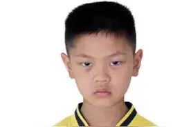 重庆寻亲：7岁男孩被救助，被发现时被一匹白色布包裹图片