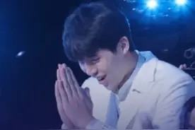 中国小伙杨瀚森登陆NBA！四年总薪资预计2139万美元 6月26日，2025NBA选秀大会，波特兰开拓者队在首轮第16顺位摘下杨瀚森，这位身高2米18的中锋，也成为了中国第三位NBA首轮秀。知名薪资网站披露，杨瀚森未来四年的薪资预计总额达2139万美元。#NBA选秀  #杨瀚森第16顺位被选中