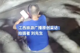 网友曝男孩蹚水走石阶，滑倒后跌入水中呼救，路人拿竹竿将人救出视频封面