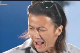 #谢霆锋模仿成龙 #谢霆锋 在采访中上演“模仿秀”，现场模仿成龙大哥，从站立行走到动作声音，太像了吧！#电影新警察故事2视频封面