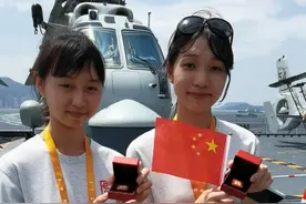 看军舰，上军号！山东舰参观现场，香港同胞下载中国军号客户端～