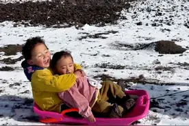 00后藏族夫妻雪天带娃、烤牛排骨 #vlog日常 #记录真实生活 #农村生活视频封面