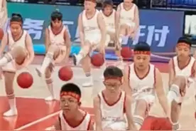 没有球气势也不能输！小孩哥淡定表演无实物运球 视频封面