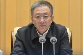 内蒙古党委书记：下任务不能脱离实际，口头能说清的不要PPT 近日，内蒙古党校（行政学院）举行2025年春季学期开学典礼，自治区党委书记、内蒙古党校（行政学院）校长（院长）孙绍骋出席并讲话。由内蒙古自治区党委主办的《实践》杂志2025年第4期刊发了孙绍骋的上述讲话内容。他在论述下任务不能脱离实际时提到，“电线杆上的小广告，发现了撕下来就行，没必要非得拍照上传到网格系统，安排保洁员专门来处理。口头汇报能说清的，不用费时费力制作PPT、小视频。”孙绍骋强调，现在各级的任务都很重，基层更是“上面千条线、底下一根针”，要用好统筹的方法。他举例称，像城市供水、供热、供气、供电管线铺设，统筹好了就不会把马路当“拉链”反复埋上和挖开。（观察者网、澎湃新闻）视频封面