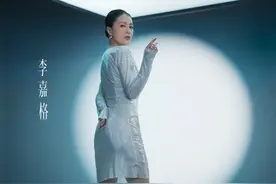 #乘风2024有自己的出场方式 
按下vlog录制的结束键
她打开音乐软件一遍又一遍地练习
在电子朋友们的眼中，她已经足够圆满
但阔别舞台多年的她始终还有一个心愿
这一次，她要拿回属于自己的麦克风
做自己的女主角。欢迎李嘉格_ 乘风登场
#乘风2024Cosmo梦幻星河大片 
 
#乘风2024  4月19日起每周五、周六12:00芒果TV全网独播
独家合作时尚媒体：时尚COSMO
摄影：涂松泽zestudio视频封面
