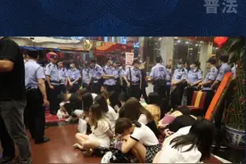 别心存侥幸，嫖娼被抓拘留罚款还社死！根据《治安管理处罚法》第六十六条规定，卖淫、嫖娼的，处十日以上十五日以下拘留，可以并处五千元以下罚款；情节较轻的，处五日以下拘留或者五百元以下罚款。在公共场所拉客招嫖的，处五日以下拘留或者五百元以下罚款。 #扫黄  #警察  #苗侗普法