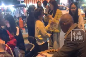 11月13日(发布)，河南郑州。大叔带着智障儿子摆摊卖红薯，上万名大学生排队购买，一群有爱的大学生守护父子俩。关注👉@小政视频 #河南dou知道  #抖音小助手  #红薯 #暖心正能量 #大学生视频封面