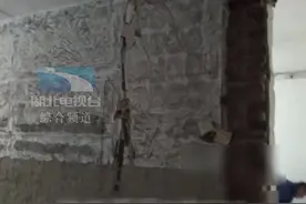 #湖北武汉 大姐装修打柜子敲掉承重墙，同楼多户邻居家中出现裂缝，直呼“我有一个#猪队友般的邻居”#湖北dou知道 视频封面
