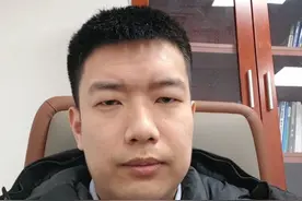 违建多是农民的责任吗？ 长期以来，由于农村建房和产权管理不够规范，导致农村出现很多无证房屋。但无证房屋并不等于违法建筑，对于不存在违法用地、不违反乡村庄规划的，那么“不合法”之处只是没办理规划证、产权证的，正确的做法应该是尽快给老百姓补办，不能一拆了之呀。#法律咨询 #法律 #法律常识 #违建视频封面