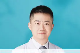 手上起小水泡很痒怎么办？长小水泡怎么办？手上突然会长小水泡的原因有哪些？#健康科普3000问 @小荷医典 #健康科普 #水泡 #涨知识 