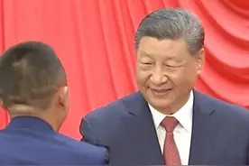 习近平等为全国劳动模范和先进工作者代表颁发荣誉证书。视频封面