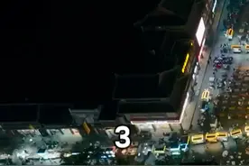 #启航大运河 （3/3）沉浸式夜游清明上河园，看《清明上河图》里的百姓生活，走过单拱木桥看打铁花……太惬意啦~#开封人一直吃这么好吗视频封面