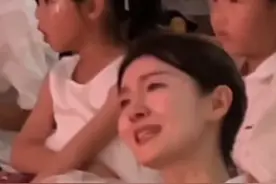 幼儿园毕业演出，老师在台下示范舞蹈动作，笑着笑着就哭了。#原来老师才是那个被留下的孩子视频封面