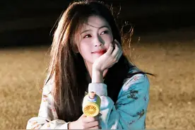 不开玩笑，这是我见过内娱最好最感动的生日应援！鹿茸给#白鹿 一场蓝色的烟花，白鹿回应她们"蓝色的思念"，这份双向的偏爱，无关盛大的排场，却足以让人记很久。这样的白鹿，值得所有温柔的对待。#生日快乐 #粉丝 #感动瞬间 #追星