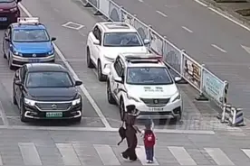 5月30日，云南临沧，#牺牲缉毒民警女儿遇警车敬礼 ，车内两位民警暖心回礼，她说“因为我的爸爸也是警察”。视频封面