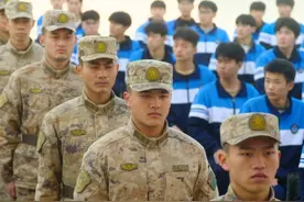 赴南苏丹维和期间战友刚刚牺牲，杨根思连面对可能有去无回的任务，没有一个人后退#追光2024视频封面