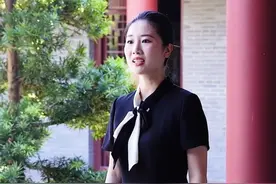 #我要找到你·红色主播说  短视频展播㊼丨黄冈市《我要找到你·走进陈潭秋故居》
陈潭秋故居纪念馆位于湖北黄冈黄州区陈策楼镇陈策楼村，主体大楼3700平方米，呈“回”字形仿古建筑。原故居1927年被国民党烧毁，仅存一红岩石做的石头门柱，和一口天井作为历史的见证，现恢复一进三重。“陈策楼”有500年历史，是陈氏祭祀先祖之地，现祭祀着陈潭秋家及陈氏村民的革命烈士。在此，陈潭秋组织了鄂东首个党小组和乡农民协会，是黄冈革命策源地。跟随红色主播走进陈潭秋故居，通过一件件珍贵的历史文物、一幅幅记录峥嵘岁月的图片，缅怀陈潭秋短暂辉煌的一生。视频封面