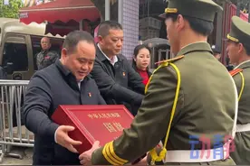 贵州“村超”举办地获赠天安门广场国旗，3月29日，国旗抵达榕江，全县群众共同见证这一荣耀时刻。#贵州村超视频封面