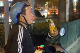 12月3日，江苏常熟，路边有人吵架，#骑手大哥吃着零食不慌不忙看热闹 ，网友：我的外卖就是这样超时的。视频封面