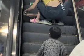 孩子穿洞洞鞋被电梯卡脚，提醒：一定要站在黄色安全线以内！#危险 #洞洞鞋 视频来源@yoyo 瑶