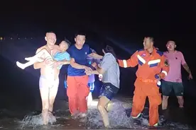 男孩海边游玩意外飘到海里，漂浮四十分钟奇迹般救回，提醒各位家长：带孩子海边游玩时，一定要提高安全意识，防止意外发生#消防救援 #海边游玩注意安全视频封面