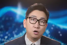 #地震瞬间不忘炫饭的小孩哥找到了 #干饭人干饭魂 #地震避险 小孩哥是有点搞笑天赋在身上的