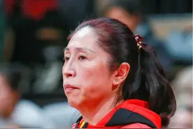 女篮主教练郑薇遭质疑！杨舒予入选奥运名单，全场待命1秒都没打