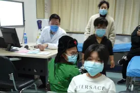 门诊遇到的一家三口侏儒症患者 13岁的女儿#脊柱侧弯 ，身高不到1米1#袖珍人