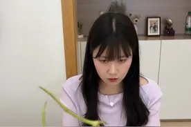 给韩国女友吃她没有吃过的水果，她的反应是? #水果 #韩国人 #外国人 #情侣 #搞笑视频封面