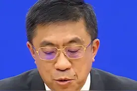 所谓的“小时候胖不用管，长大了自然瘦”正确吗？专家：不正确。健康体重的管理，应该从娃娃开始抓起。 （人民日报）#新华每日电讯