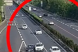 驾驶人：他把我骂了一顿，我话都不敢说  #监控下的惊险一幕 #行车安全视频封面