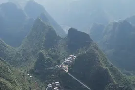 广西大山深处发现隐蔽的山村，这里堪称与世隔绝，外人很难发现的一个地方。#被群山环抱的村落是世外桃源 #农村生活 #旅行推荐官视频封面