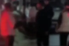 “少罚一点，30我去借”，女摊贩被罚50元，跟城管求情，城管称“50元就不能借了”？，知情人：已从轻处罚，但她饭钱都没有，50都是借的视频封面