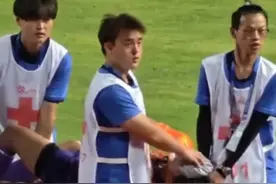 苏超联赛 扬州VS无锡，无锡队守门员比赛中受伤被抬下场，目击者称救护车停在路边却无人在车上待命，现场观众：叫了两三分钟人才到位 #苏超联赛  #扬州  #无锡  #救护车