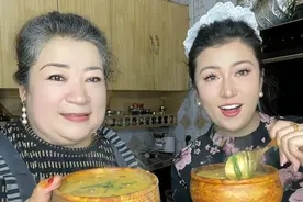 维吾尔妈妈做新疆玉米饭，自家种菜自家吃，完事不忘给邻居端一碗视频封面