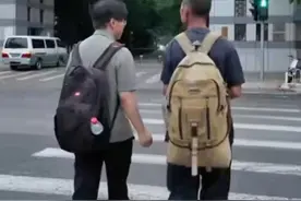 #每个人都是读书人 
我们盛情邀请刘诗利大哥参观人民日报社。张编辑介绍人民日报社相关信息时，刘大哥不停点头，眼神中满是渴望。