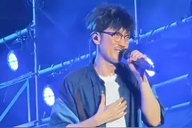 #周传雄回应青花抖音爆火  周传雄真的值得，《青花》旋律一响，青春登场！         #很高兴音乐会